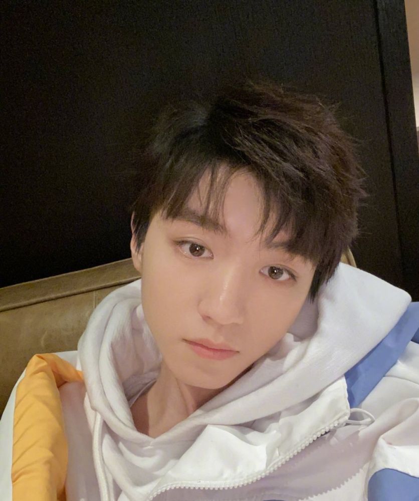 王俊凯卸妆后素颜照