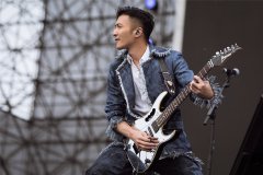 谢霆锋重拾吉他上演live秀 引粉丝集体致