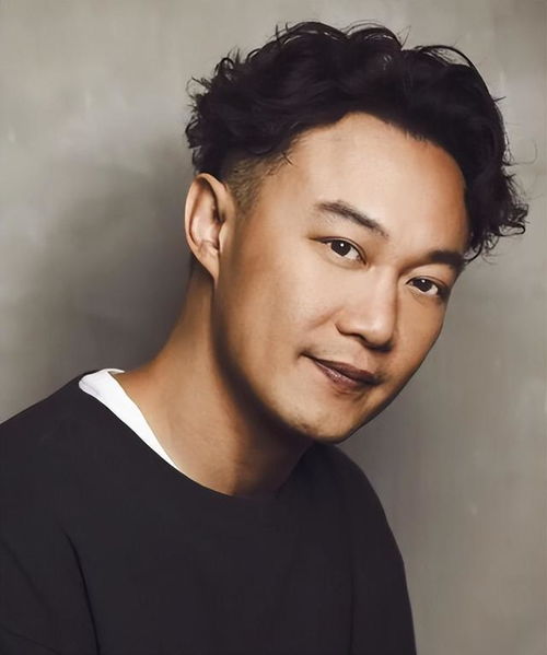 酷玩新专辑无悬念登顶全美 蕾哈娜蝉联下载榜