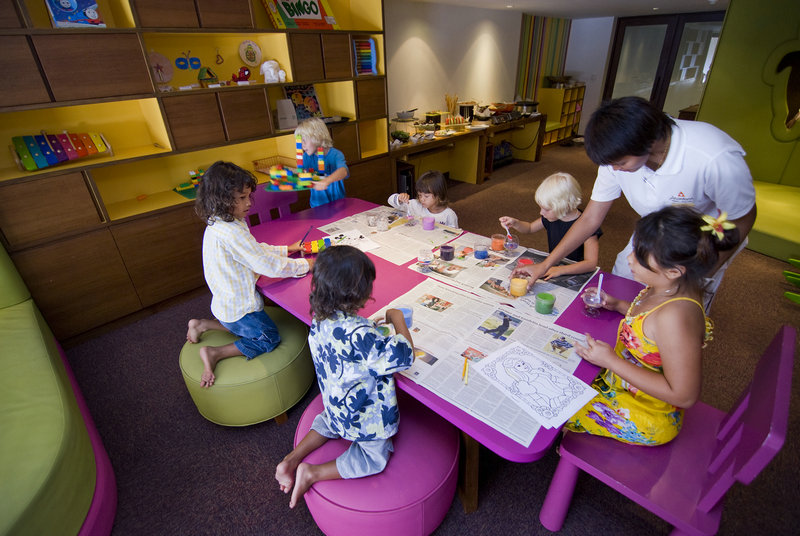 内蒙古汪汪队雪中有序过马路 比人更守规矩
