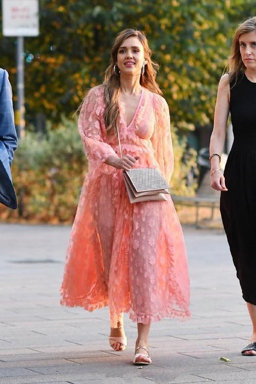 佟丽娅后面的人是谁 佟丽娅后面的人是谁