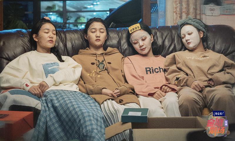 明星直播秀书法 迪丽热巴在直播中用毛笔写福 明星直播秀书法 迪丽热巴在直播中用毛笔写福